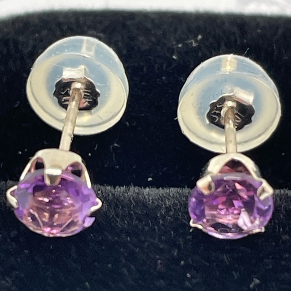 New in Box! 10KT White Gold 5mm Natural Amethysts Earring, - Picture 2 of 8